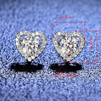 Boucles d'oreilles clous de luxe en argent sterling 925 plaqué or 18 carats avec moissanite blanche parfaite couleur D VVS taille brillant, serti griffe, motif cœur halo
