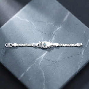 Bracelet porte-bonheur en argent Om Balpriya au design mignon pour bébés et jeunes enfants - Product Image 3
