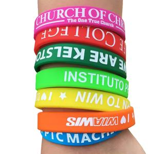 สายรัดข้อมือซิลิโคนกันน้ำพิมพ์โลโก้ตามสั่ง สำหรับงานแต่งงานและสร้างแบรนด์ - Product Image 1