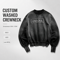 Maßgefertigter Vintage-Sweatshirt für Herren in Gewaschenem Schwarz mit Ausgefransten Applikationen, Buchstaben-Logo und Daumenlöchern an den Ärmeln, Übergroßer Streetwear-Pullover