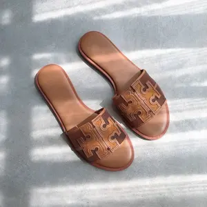 여름 새로운 플랫 비치 캐주얼 샌들 럭셔리 샌들 여성 신발 패션 PVC 섹시한 숙녀 슬라이드 원피스 신발 슬리퍼