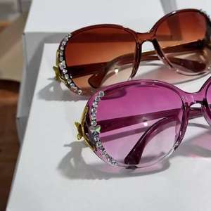 <span class=keywords><strong>Gafas</strong></span> <span class=keywords><strong>de</strong></span> <span class=keywords><strong>sol</strong></span> clásicas <span class=keywords><strong>de</strong></span> nueva moda para mujer con marco grande <span class=keywords><strong>de</strong></span> cabeza <span class=keywords><strong>de</strong></span> zorro UV400 PC lentes <span class=keywords><strong>de</strong></span> plástico <span class=keywords><strong>gafas</strong></span> <span class=keywords><strong>de</strong></span> <span class=keywords><strong>sol</strong></span> <span class=keywords><strong>de</strong></span> piedra <span class=keywords><strong>de</strong></span> diamante para mujer - Product Image 5