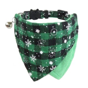 Pañuelo Reversible para Gato con Estampado Navideño a Cuadros, con Campana, Diseño de Copos de Nieve Verdes y Rojos, Accesorio para Mascotas para las Fiestas de Invierno - Product Image 4