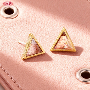 Серьги-гвоздики Hengdian <span class=keywords><strong>Jewelry</strong></span> с розовым цирконом AAA, треугольные, латунь, позолота 18К, оптовая продажа ювелирных изделий для женщин, для различных случаев - Product Image 2