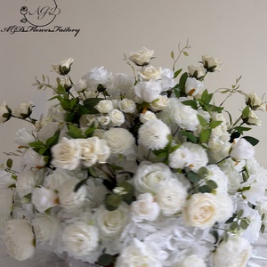 Grande composition florale artificielle en soie blanc cassé avec roses en spray pour centre de table, idéale pour l'affichage commercial et les expositions - Product Image 3