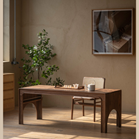 Table de bureau exécutive en bois massif de style moderne et organique avec panneau latéral découpé en arche pour studio ou loft
