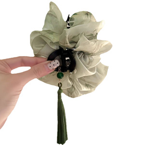 Grande fermaglio per capelli a pinza in organza verde salvia con volant e nappa, elegante fermaglio per chignon con stampa floreale per <span class=keywords><strong>donna</strong></span>, da sera - Product Image 5