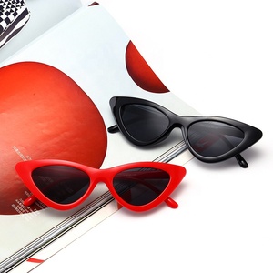 แว่นกันแดดทรงสามเหลี่ยมแฟชั่นใหม่ล่าสุด กรอบเล็ก หรูหรา สำหรับผู้หญิง ทรงแคทอาย กรอบ PC เลนส์อะคริลิค สีพื้น เลนส์สีควันบุหรี่ ยี่ห้อ Benola - Product Image 1