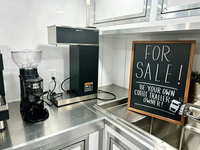 Remolque de Comida Eléctrico Personalizado con Luces LED Rojas y Negras, con Freidora Comercial para Brochetas, para el Mercado Nocturno de Bangkok