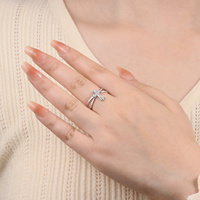 Bague unisexe tendance à double bande fendue avec pierres CZ pavées, design délicat, idéale pour les cadeaux d'anniversaire et de jubilé, en alliage plaqué argent