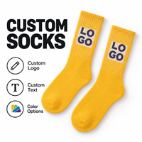 Chaussettes courtes jaunes vives personnalisées, motif carré avec texte court en jacquard, texte et couleur personnalisés