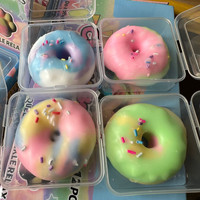 Jouet anti-stress à presser en forme de donut arc-en-ciel de 7,5 cm, fait main, croustillant, moelleux, sonore, en argile avec couche de cire
