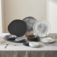 Ensemble d'assiettes à dîner en céramique et porcelaine noires mates, forme irrégulière, 8 pouces, plats asymétriques pour mariages, fêtes et cadeaux