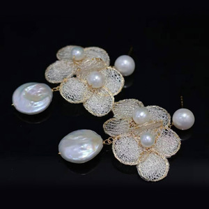 Pendientes Colgantes Florales de Encaje Italiano, Accesorios de Oro de 14K Importados de EE. UU., Joyería de Perlas Naturales de Agua Dulce de Alta Calidad - Product Image 1