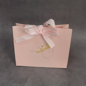 Cajas de Regalo de Papel Rosa Personalizadas con Logotipo en Dorado y Lazo de Cinta de Satén Rosa - Empaque de Lujo para Belleza y Regalos - Product Image 2