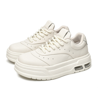 Chaussures de sport de luxe en cuir véritable à semelle épaisse, conçues par des designers professionnels, vente directe d'usine OEM, vente en gros