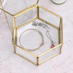 Caja de Joyería Hexagonal de Metal Dorado y Cristal, Estuche de Lujo Transparente para Anillos, Pequeña Caja de Exhibición para Anillos, Organizador de Recuerdos con Tapa de Cadena - Product Image 4