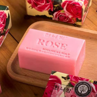 Savon de toilette végétal en barre avec emballage en papier, coloré, nourrissant, parfum citron, curcuma et fleurs