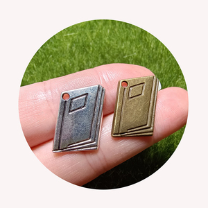 Antique argent/cuivre en forme de livre Graduation breloques en alliage de zinc pendentif en métal breloques pour porte-clés Bracelet colliers bijoux - Product Image 1