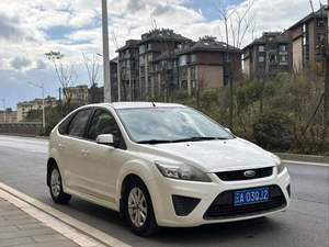 Vente en gros – <span class=keywords><strong>Ford</strong></span> <span class=keywords><strong>Focus</strong></span> 1.8T Turbo <span class=keywords><strong>2013</strong></span>-2015, berline 5 places, conduite <span class=keywords><strong>à</strong></span> gauche, sièges en cuir, prix bas, voiture d'occasion pour les voyages en famille - Product Image 2