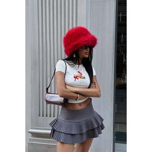 Máscara de Felpa Roja - Sombrero Elegante y con Estilo - Product Image 1