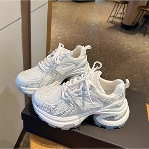 Chaussures décontractées tendance pour femme, style Dad Shoes, en maille légère argentée et blanche, à semelle épaisse, rehaussantes et amincissantes - Product Image 2