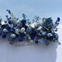 Kunstmatige blauw-witte roos, lelie en hortensia bloemenwand voor bruiloft achtergrond, feest, ceremonie en evenementendecoratie