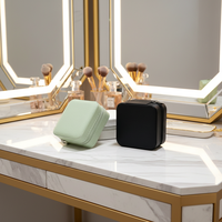La boîte à bijoux carrée et élégante avec fermeture éclair possède des compartiments séparés pour le rangement à l'intérieur.