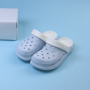 Sandales Crocs pour filles, chaussures d'été antidérapantes à bout fermé, avec sangle blanche et verte, pantoufles de plage pour enfants de 4 à 6 ans, semelle souple et confortable - Product Image 2