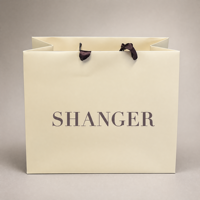 Sacs d'emballage en papier crème imprimés avec logo personnalisé, poignée en ruban doré, sac cadeau de luxe pour boutique de vêtements, vente en gros