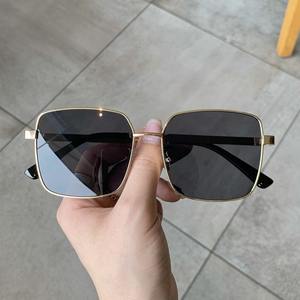 Lunettes de soleil carrées F3 0852, monture dorée, verres en acrylique, protection UV400, unisexe, style streetwear, monture en métal tendance - Product Image 1