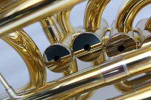 <span class=keywords><strong>Tuba</strong></span> en laiton taille 3/<span class=keywords><strong>4</strong></span>, <span class=keywords><strong>4</strong></span> <span class=keywords><strong>pistons</strong></span> à action frontale, embouchure en cupronickel, <span class=keywords><strong>pistons</strong></span> en acier inoxydable, laque transparente, tonalité Si bémol - Product Image 6