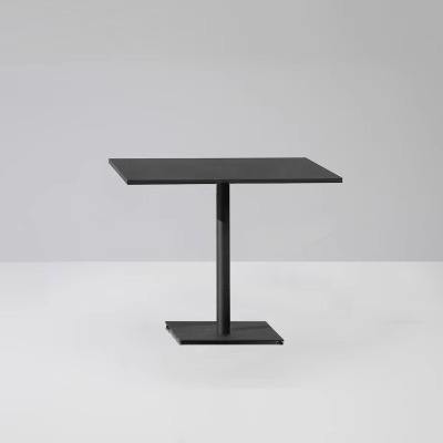 Style Une table carrée, 70*70 cm, article unique, expédition non incluse.