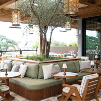 Ensemble de mobilier de restaurant JEILI : Chaises en bois avec coussins, table et bancs pour terrasse, mobilier d'extérieur moderne et commercial