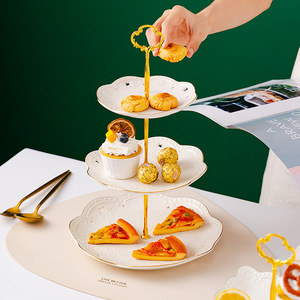 Toptan kare kuru meyve atıştırma tabağı 3 katmanlı kek standı altın jant lüks seramik kek düğün pastaları için duruyor - Product Image 2