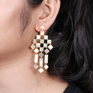 Boucles d'oreilles pendantes longues en laiton plaqué or avec texture brossée brillante, bijoux de fête bohèmes pour femmes - Product Image 3