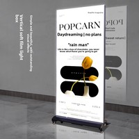Panneau publicitaire lumineux, écran d'affichage éclairé, panneau LED à film souple, panneau électronique mobile de style cabine, vertical, sur pied, extérieur