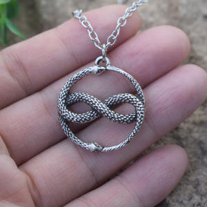 สร้อยคอแม่มดแบบกอธิค ลายงูโอโรบอรอสกินกินหางเอง เครื่องประดับสำหรับผู้ชาย - Product Image 1