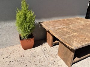 Table basse moderne simple à deux coussins Finition marron chaude Meubles de salon en bois massif pour la maison et la décoration du couloir - Product Image 4