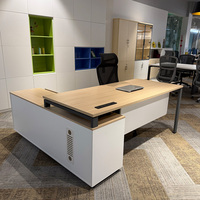 Bureau de direction moderne et durable avec pieds en métal et design à panneaux, bureau de luxe en bois pour PDG