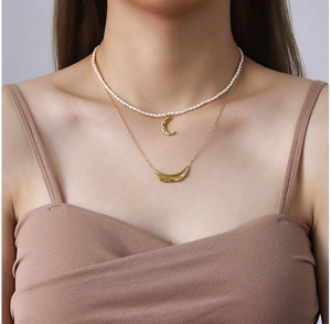 Collar con colgante de Luna chapado en oro de 18K de acero inoxidable de diseño de lujo - Product Image 2