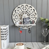 Décoration murale vintage bohème en bois sculpté rond avec design ajouré, crochets pour étagère murale pour la maison, le café et l'entrée