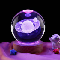 Lampe de Table Illusion Boule de Cristal Artistique 3D Multicolore RGB 6cm avec Socle en Bois LED, Veilleuse Idéale pour Cadeaux d'Anniversaire