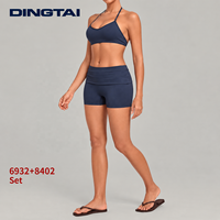 Ensemble soutien-gorge de sport rembourré à bretelles croisées et dos découpé Dingtai et short froncé pour femme, idéal pour le pickleball