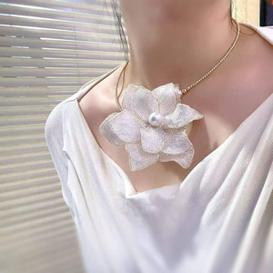 Collar con Colgante de Perla y Flores de Encaje Hecho a Mano, Artesanía Italiana en Encaje, Oro de 14K Importado de EE. UU., Perla Natural de Agua Dulce - Product Image 4