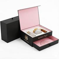 Boîte à tiroir rigide noire mate personnalisée avec impression intérieure rose sur le couvercle et plateau thermoformé pour rouleau facial et ensemble d'outils de massage