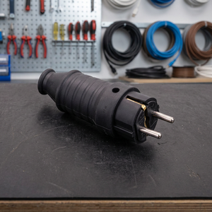 Enchufe Schuko de Goma de Alta Resistencia Amp Connect, 16A 250V Tipo F, Enchufe Macho con Conexión a Tierra, Modelo AMPMK101 - Product Image 3