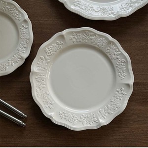 Assiette en céramique blanche à motifs floraux en relief, moderne et exquise, de 10 pouces, idéale pour les mariages occidentaux - Product Image 4