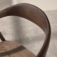 Chaise de salle à manger en cuir vintage avec accoudoirs en bois, classique pour restaurant et café, chaise rembourrée pour salle à manger