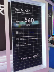 Panneau solaire monocristallin Tiger Neo N-Type tout noir 550-570W, 22% d'efficacité, demi-cellules, verre trempé à faible teneur en fer - Product Image 3